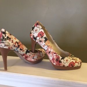 Gorgeous floral Christian Siriano heels size 8.5